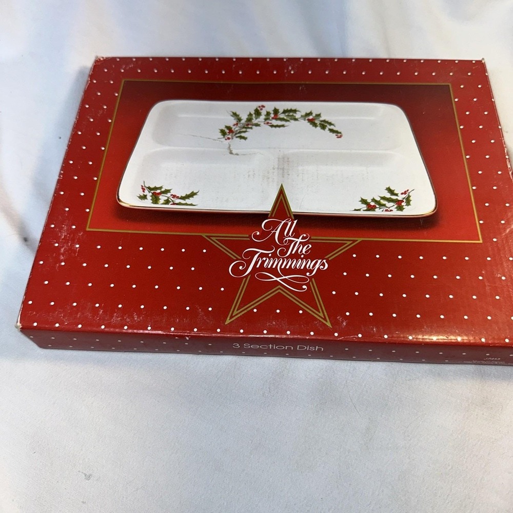 MACY'S ALL THE TRIMMINGS SECTION DISH 1986 CHRISTMAS HOLLY BERRIES 3 Sections